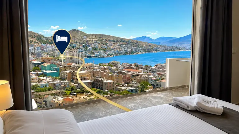Panoramic view across Sarandë with an accommodation location marker