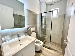 Private bathroom in the Deluxe Double Room with Sea View — thumbnail